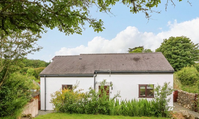 Dwyran Cottage | Y RHANDY, family friendly, with a garden in Newborough
