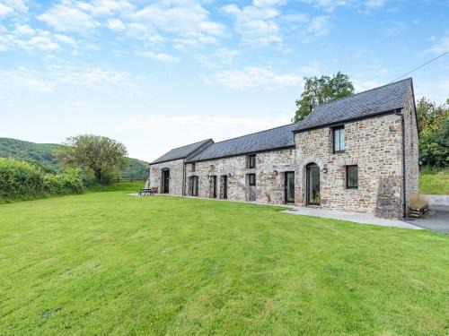 Llandeilo House | Y Stabl