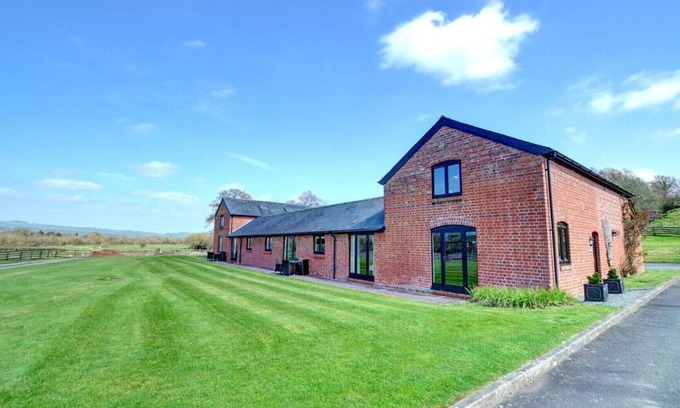 Caersws House | Y Stabl - Two Bedroom House, Sleeps 4