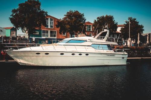 La Rochelle City Centre Boat Rental | Yacht EVASION La Rochelle - Bateau insolite