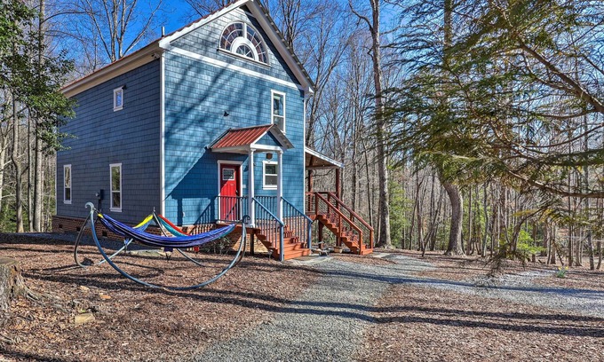 Union Grove Cabin | Yadkin Valley Cabin Retreat w/ Deck, Fire Pit