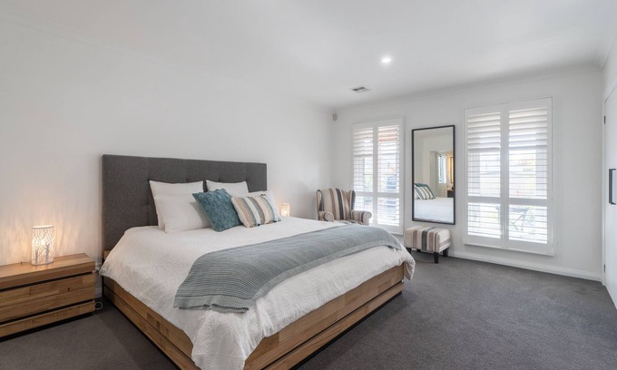 Healesville House | Yarra Valley Escape, (In-House Transfers & Wine Tours available)