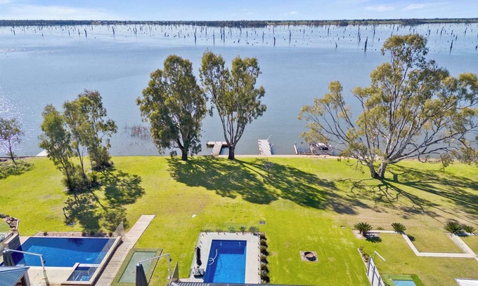 Yarrawonga House | Yarrawonga's ultimate Waterfront holiday house sleeping up to 16 guests