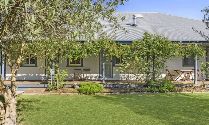 St Leonards House | Ye Olde St Leonards Hotel Holiday Home, Pet Friendly, 300 metres to the Beach, Gas Log Fireplace