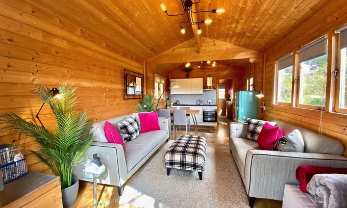 Newton Ferrers Cabin | Yealm Cabin is a self catering log cabin in Devon with Hot Tub, South Hams, UK.