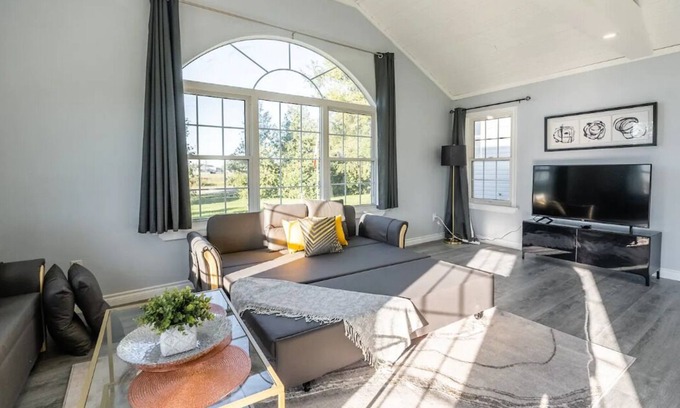 Dunnville Cottage | Year-Round Comfort – Firepit, Foosball, Piano, BBQ