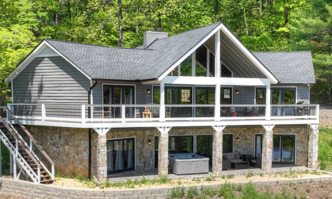 Blairsville Cabin | Year Round Mountain Views Less than 2 miles from Downtown Blairsville, hiking trails & more