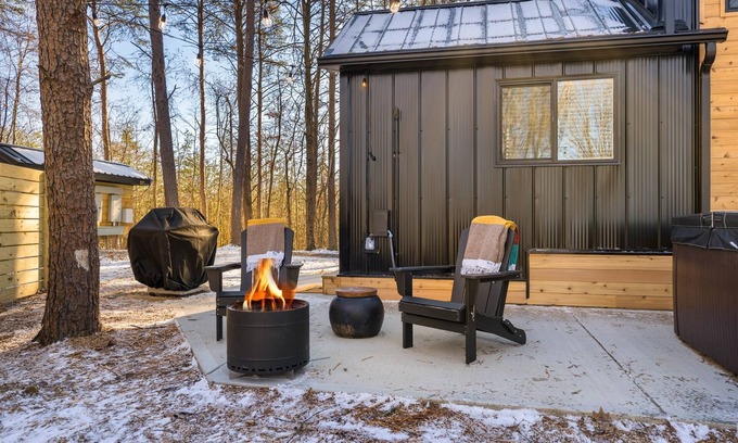 Laurelville House | Yeats @ Notestone Reserve Tiny Home fire pit + hot tub