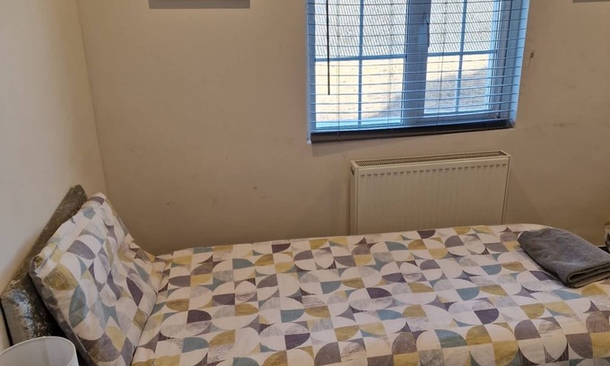 Aveley House | Yellow Bliss, Private En-suite Double Room