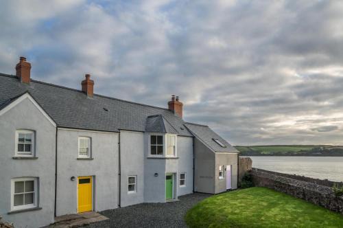 St Brides House | Yellow Cottage - 2 Bedroom Cottage - Dale