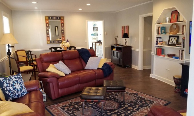 Murfreesboro Cottage | Yellow Door Cottage, walk to town square or MTSU!