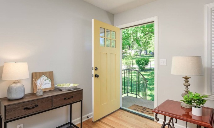 Lupton City House | Yellow Door Cottage - 3BR, Pet & family friendly!