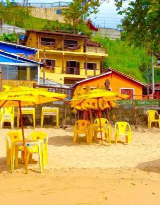 Cambaquara House | Yellow house beira mar portinho