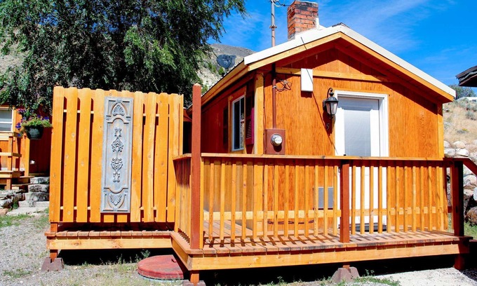 Gardiner Cabin | Yellowstone's Treasure Cabin #5, few min drive to Yellowstone's North Entrance