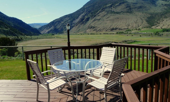 Gardiner Cabin | Yellowstone Vacation Home close to Yellowstone! A/C! Hot Springs nearby!