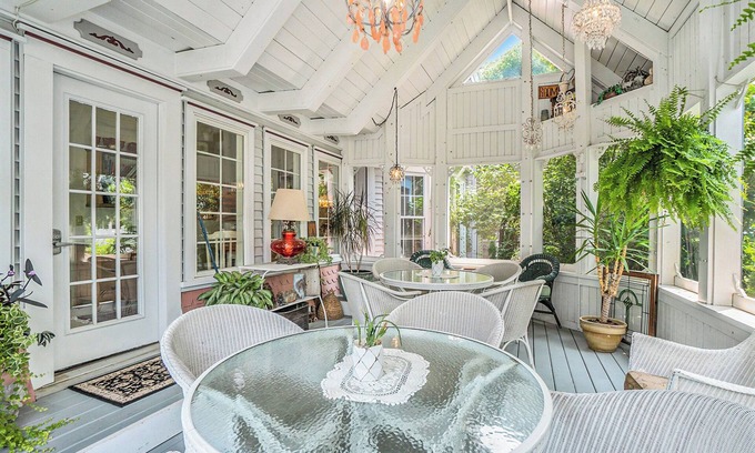 South Haven Bed & Breakfast | Yelton Manor Bed & Breakfast