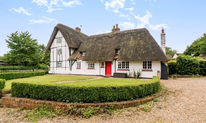 Moulsoe Cottage | Yew Tree Cottage- Sleeps 12, Garden & Pet-Friendly