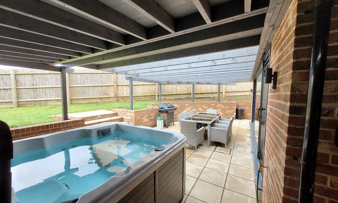 Hintlesham Cottage | Yew Tree Cottage- A Beautiful pet Friendly 3 Bedroom Cottage in the Countryside