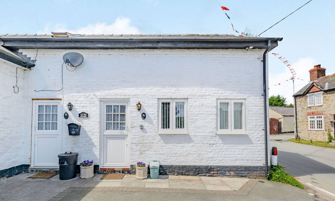 Welshpool Cottage | YEW TREE COTTAGE, family friendly, with a garden in Welshpool