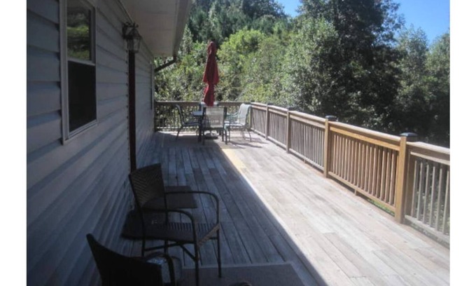 Young Harris Apartment | Yewit Center - "The Balcony" - PET GOES 4 FREE