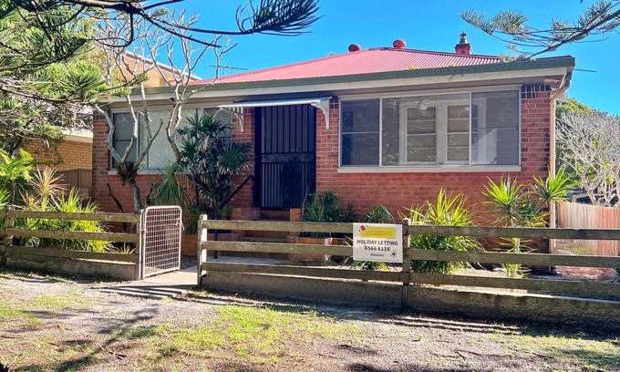 South West Rocks Cottage | Yia Yia's Place - walk to the beach