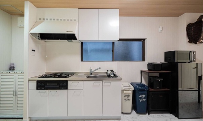 Funabori Apartment | Yinojia: Bright, clean interior. Quiet yet convenient, near 24 - hr stores.Rm101