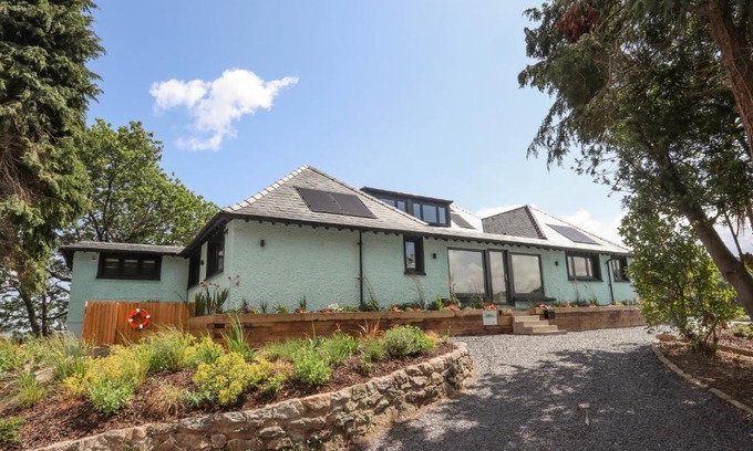Bangor House | Ynys Faelog