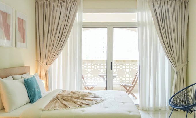 Dubai Apartment | Yogi - Cozy Retreat In This Stylish Studio With Balcony