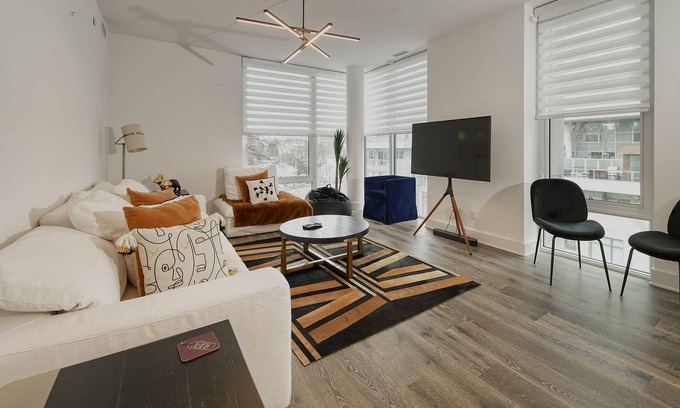Midtown Toronto Condo | Yorkville | Sun-Filled 1317 SQFT 2Br 2Bath Boutique Condo