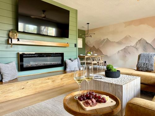 Oakhurst House | Yosemite Adventure by Casa Oso