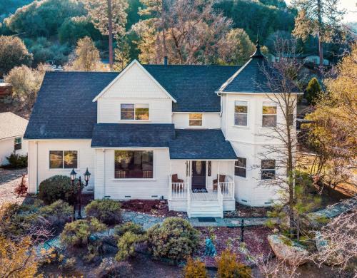 Oakhurst House | Yosemite Country House sleeps 20 w/hot tub, firepit, bonus studio