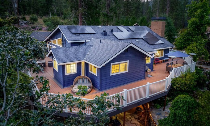 Oakhurst House | Yosemite Creekside Retreat with spa/games/EV Charger and more
