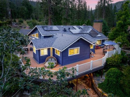 Oakhurst House | Yosemite Creekside Retreat with spa/games/EV Charger and more
