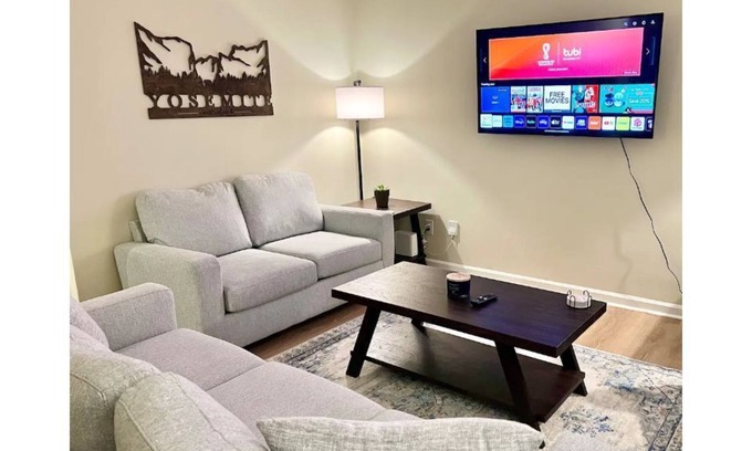 East Raleigh House | Yosemite House - Minutes to Raleigh