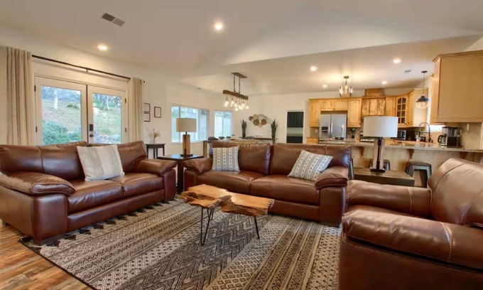 Mariposa House | Yosemite Quail Ridge Comforts with WiFi and Hot tub