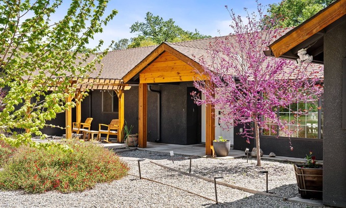 Mariposa House | Yosemite Sunrise Retreats: 2 Homes on 5 Acres! Pool, 2 Spas, 50 min to Yosemite!