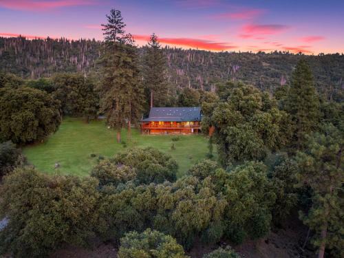 Mariposa House | Yosemite Villa - log cabin with spectacular views & stargazing