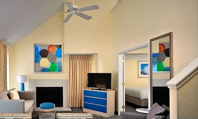 Omaha Hotel | You Found it! 3 Comfortable Units, Free Breakfast, Free Parking, Onsite Pool