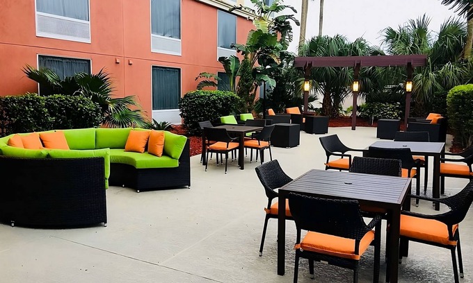 Florida Center Hotel | You found it! Close to it All! Onsite Pool, Near Universal Studios