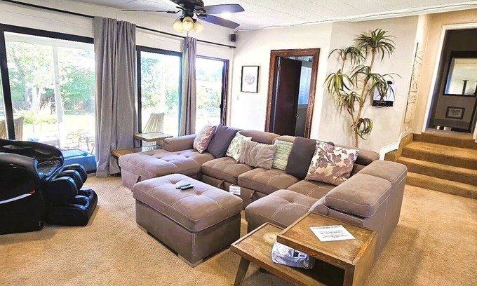 Athmar Park House | You´ll have the entire basement for yourself and your friends.