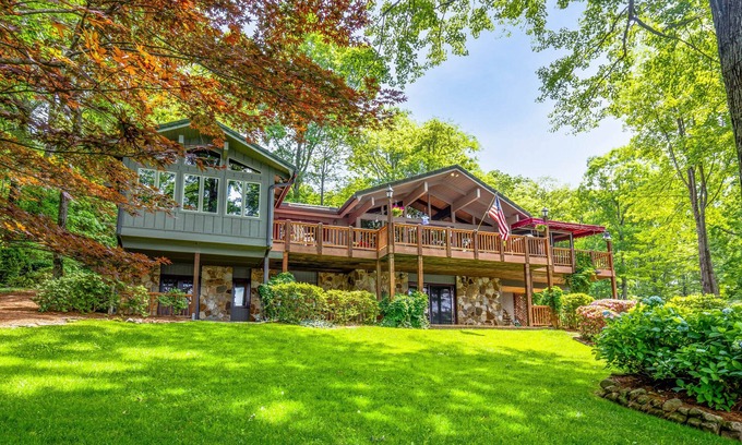 Lake Toxaway House | Your Blue Ridge Vacation Awaits in this Luxurious Lake-Front Home.