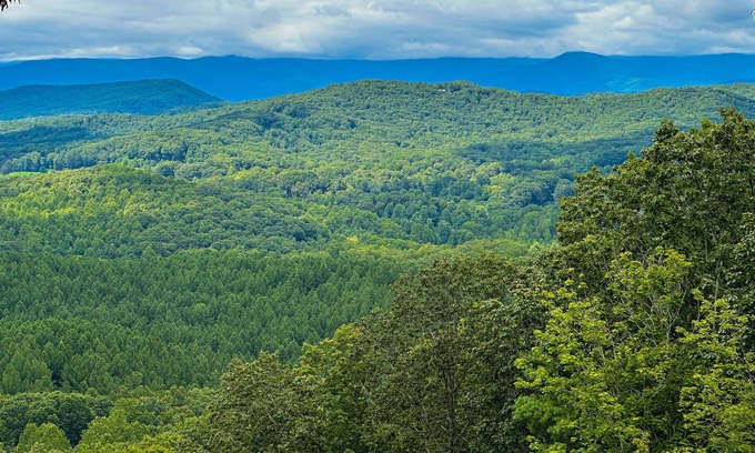 Clarkesville Cabin | Your Helen Escape with Breathtaking Mountain Views - wifi, firepit