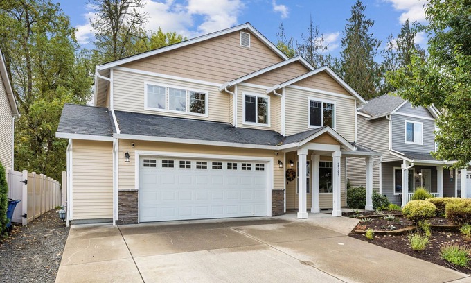 Battle Ground House | Your home away from home.recently renovated, sleeps 9-10!