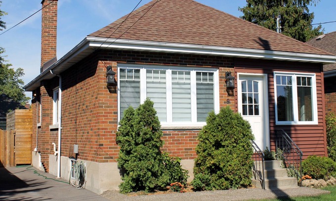 Hamilton House | Your home away from home close to McMaster University, bus and bike rentals