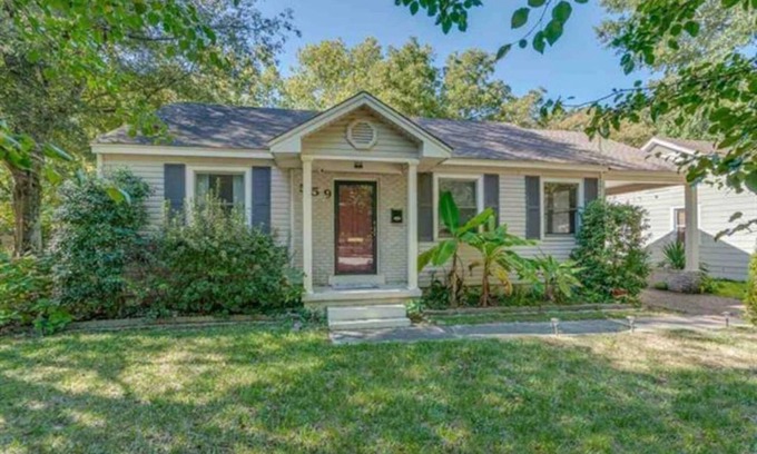 East Memphis Cottage | Your Home away from Home in Memphis, Tn. Minutes from all Memphis attractions