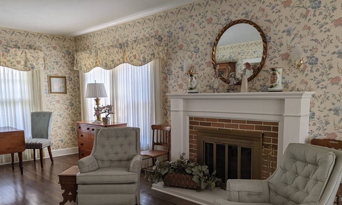 Wooster Apartment | /Your home away from home! One bedroom apt. in 1920's Dutch Colonial. Near COW..