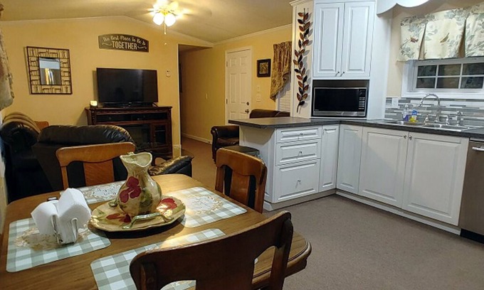 Sparta House | Your Home Away From Home on Frogmore Pond
