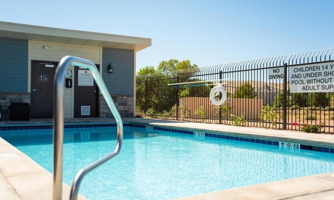 Hurricane Hotel | Your Home Base for Zion: Full Kitchen, Pet-Friendly, Pool!