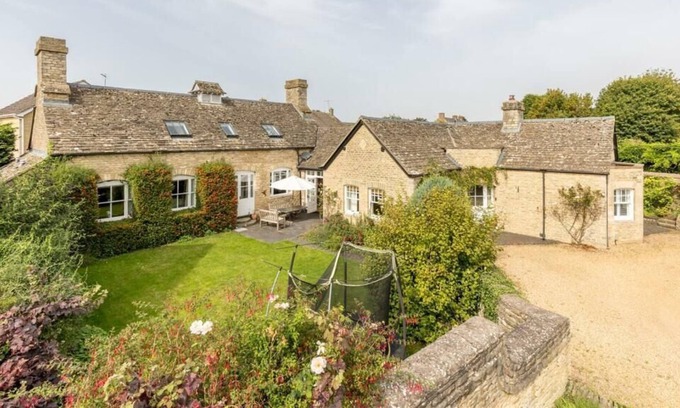 Kirtlington House | Your home from home in the stunning Oxfordshire countryside. Dog friendly.