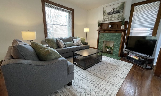 Hyde Park Apartment | Your Hyde Park Retreat – Pet-Friendly, Walkable, Sleeps 6
